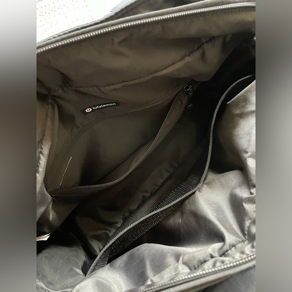 Lululemon Throwback Triple-Zip Duffle Bag 25L - Picture 12 of 12